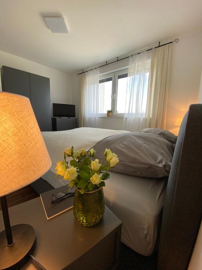 Modernes Apartment Am Hafen Mit Seeblick Grossraeschen Eksteriør billede